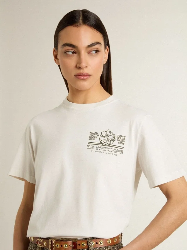 Camiseta blanca de mujer con estampado negro en el pecho