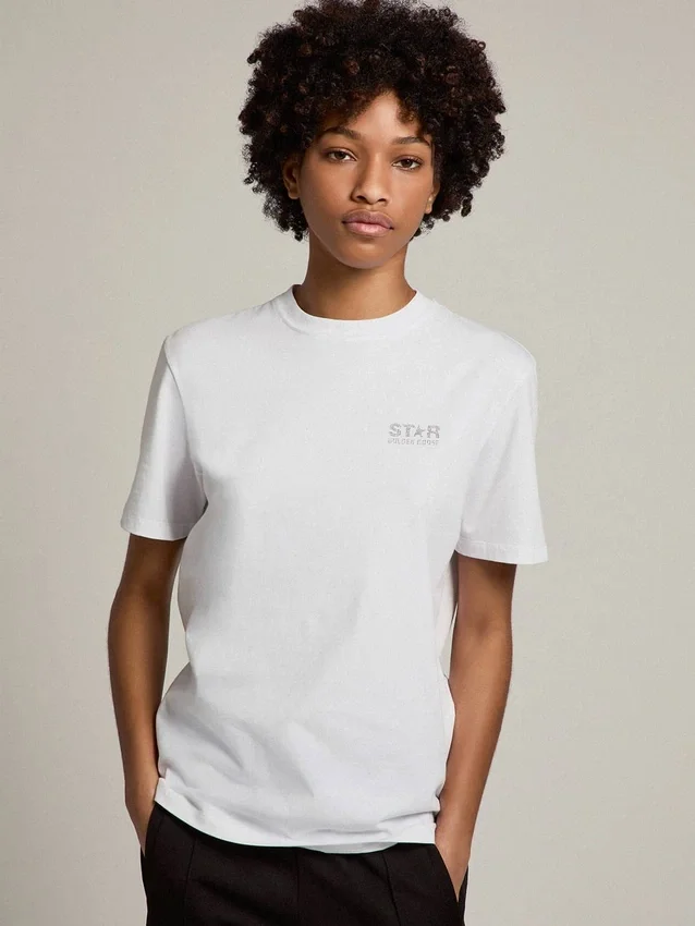 Camiseta blanca de mujer con logotipo plateado brillante y estrella