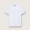 Camiseta blanca de mujer con una estrella plateada brillante en la parte delantera