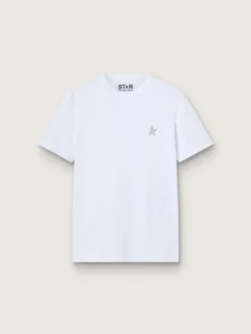 Camiseta blanca de mujer con una estrella plateada brillante en la parte delantera