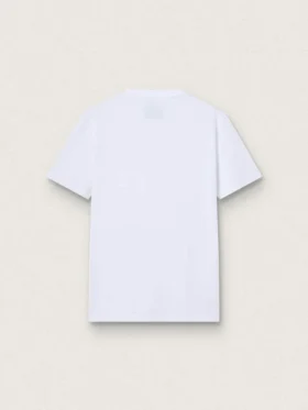 Camiseta blanca de mujer con una estrella plateada brillante en la parte delantera
