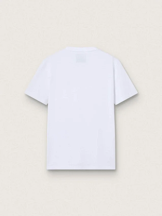 Camiseta blanca de mujer con una estrella plateada brillante en la parte delantera
