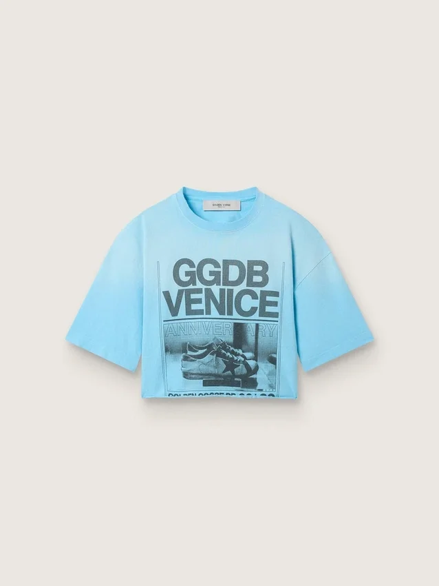 Camiseta corta de mujer en jersey de algodón azul claro con estampado gráfico
