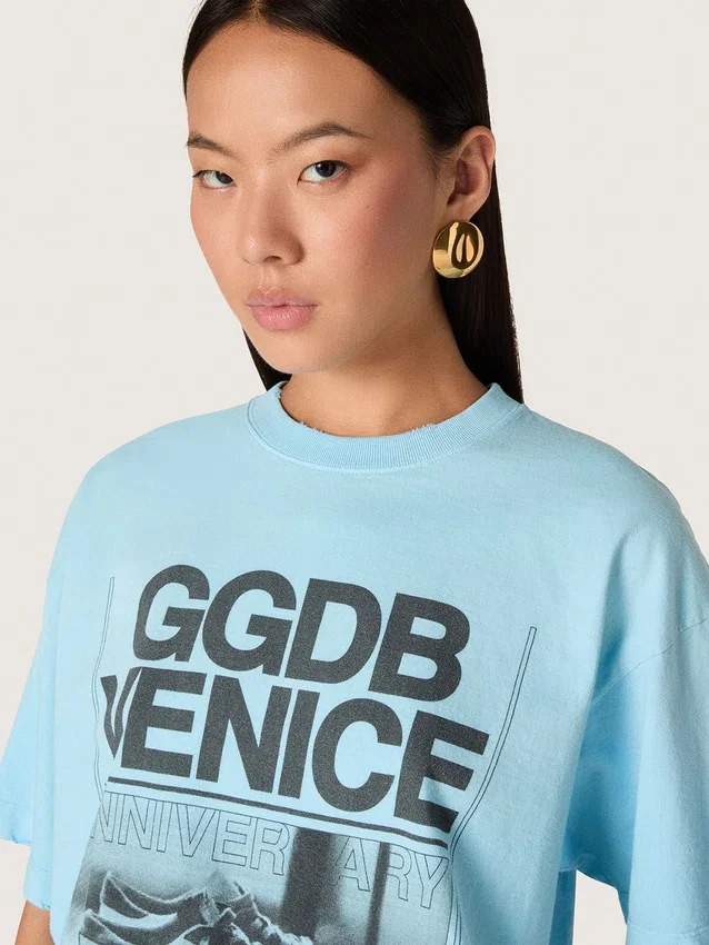 Camiseta corta de mujer en jersey de algodón azul claro con estampado gráfico