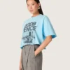 Camiseta corta de mujer en jersey de algodón azul claro con estampado gráfico