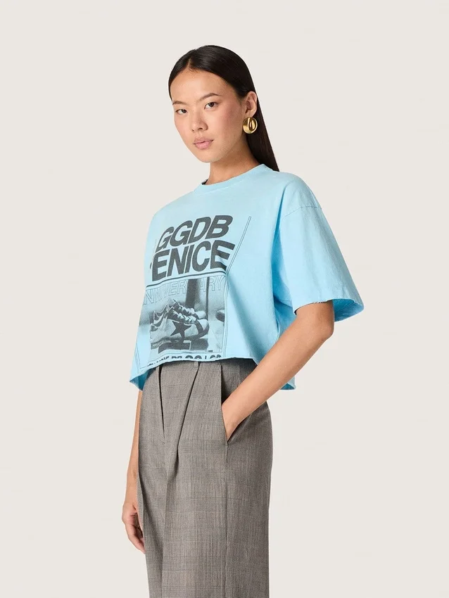 Camiseta corta de mujer en jersey de algodón azul claro con estampado gráfico