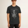 Camiseta de algodón para hombre en negro desgastado con estampado en la parte delantera