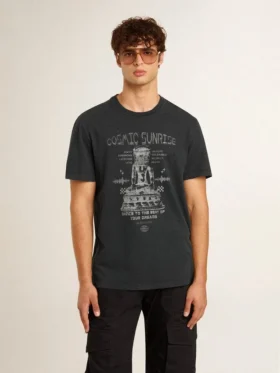 Camiseta de algodón para hombre en negro desgastado con estampado en la parte delantera