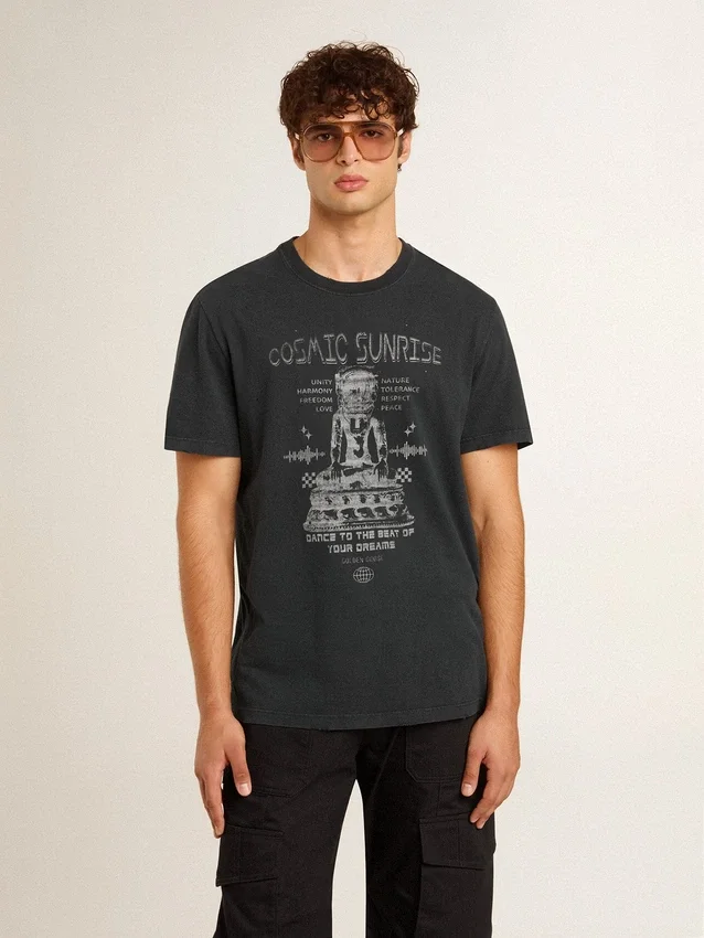Camiseta de algodón para hombre en negro desgastado con estampado en la parte delantera