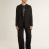 Camiseta de algodón para hombre en negro desgastado con estampado en la parte delantera