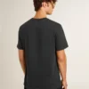 Camiseta de algodón para hombre en negro desgastado con estampado en la parte delantera