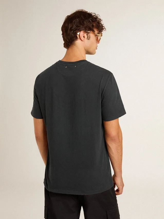Camiseta de algodón para hombre en negro desgastado con estampado en la parte delantera