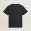 Camiseta de algodón para hombre en negro desgastado con estampado en la parte delantera