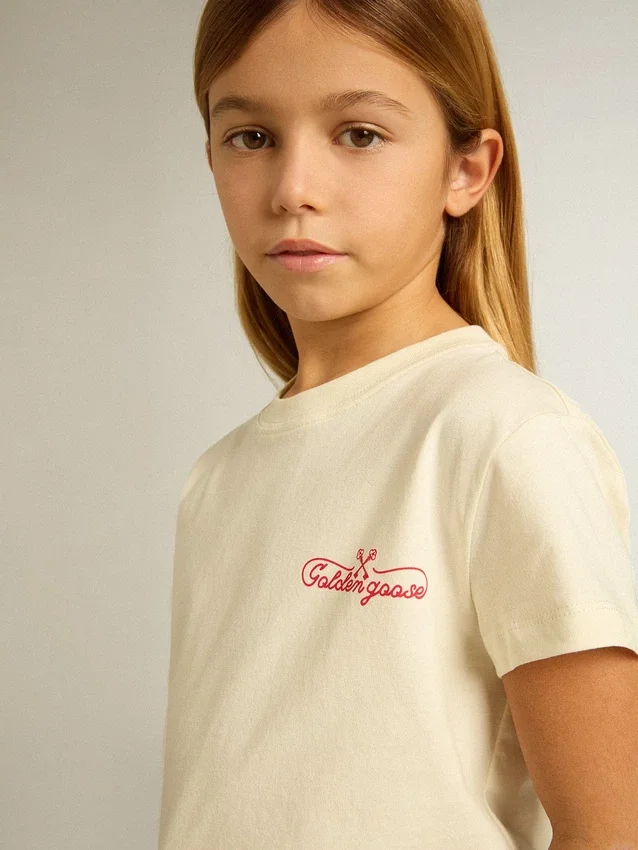 Camiseta de algodón para niñas en blanco desgastado con bordado rojo en el pecho