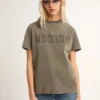 Camiseta de corte regular en verde oliva con letras doradas en la parte delantera