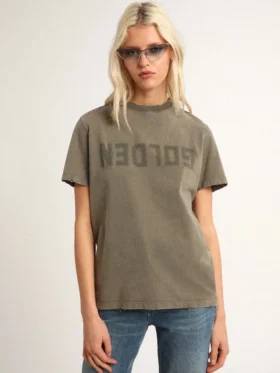 Camiseta de corte regular en verde oliva con letras doradas en la parte delantera
