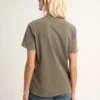 Camiseta de corte regular en verde oliva con letras doradas en la parte delantera