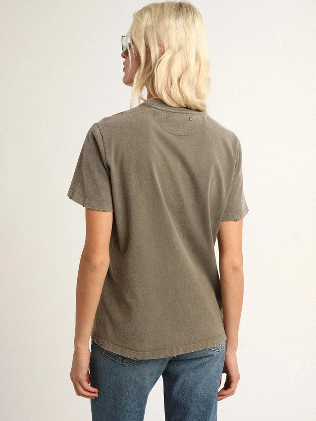 Camiseta de corte regular en verde oliva con letras doradas en la parte delantera
