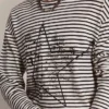 Camiseta de hombre con rayas blancas y azules y bordado en la parte delantera