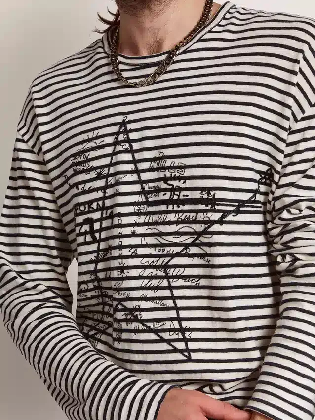 Camiseta de hombre con rayas blancas y azules y bordado en la parte delantera