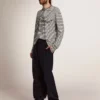 Camiseta de hombre con rayas blancas y azules y bordado en la parte delantera