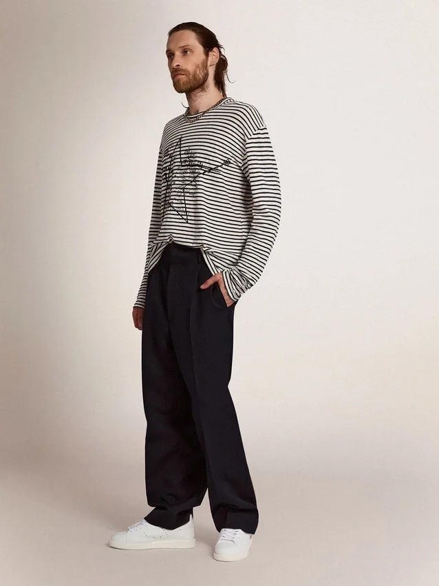 Camiseta de hombre con rayas blancas y azules y bordado en la parte delantera