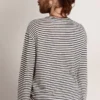 Camiseta de hombre con rayas blancas y azules y bordado en la parte delantera