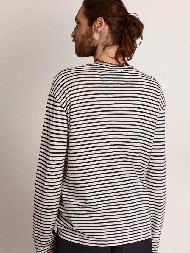 Camiseta de hombre con rayas blancas y azules y bordado en la parte delantera