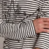 Camiseta de hombre con rayas blancas y azules y bordado en la parte delantera