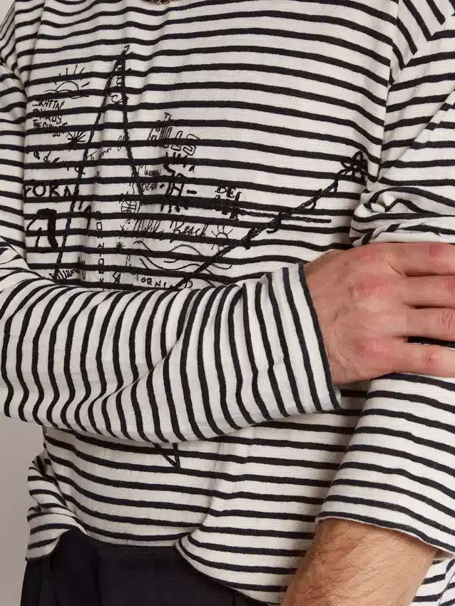Camiseta de hombre con rayas blancas y azules y bordado en la parte delantera