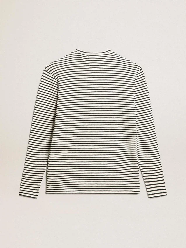 Camiseta de hombre con rayas blancas y azules y bordado en la parte delantera