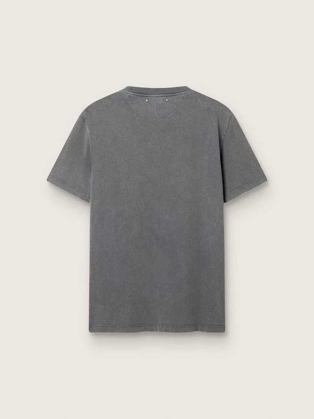 Camiseta de hombre en gris antracita con acabado desgastado