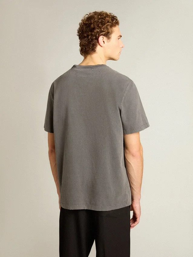 Camiseta de hombre en gris antracita con acabado desgastado
