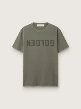 Camiseta de hombre verde oliva con letras doradas