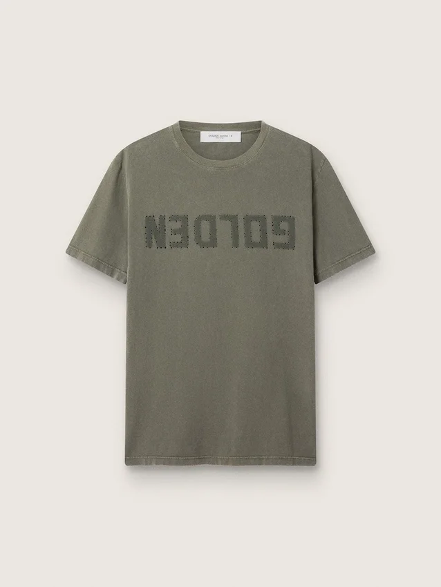 Camiseta de hombre verde oliva con letras doradas