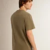 Camiseta de hombre verde oliva con letras doradas