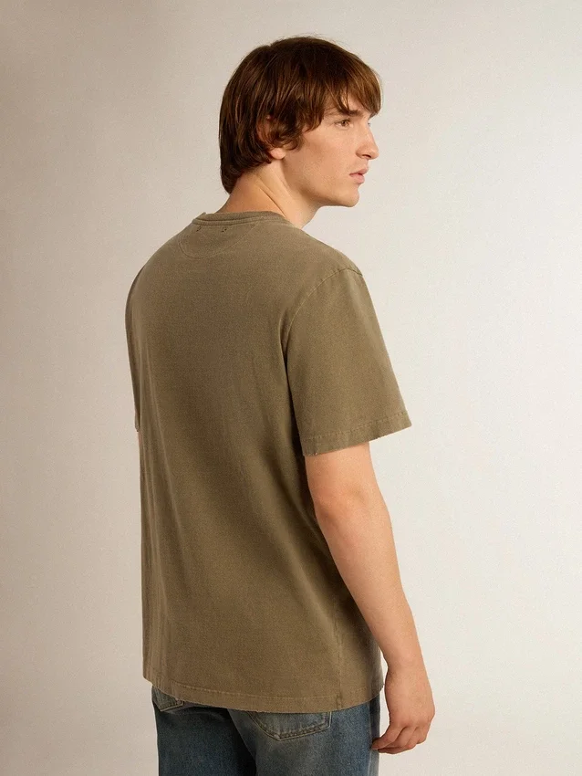 Camiseta de hombre verde oliva con letras doradas