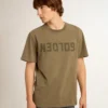 Camiseta de hombre verde oliva con letras doradas
