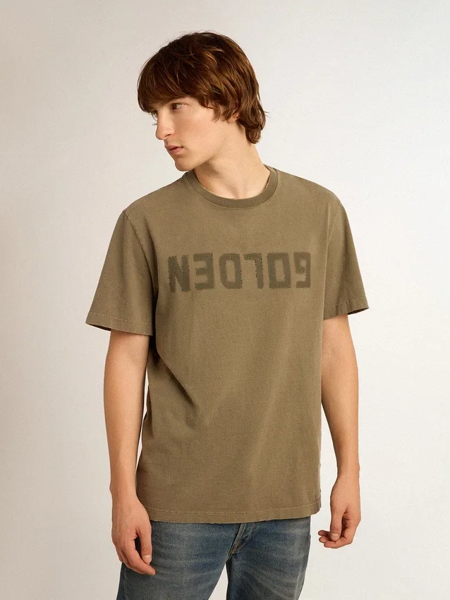 Camiseta de hombre verde oliva con letras doradas