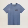 Camiseta de mujer azul claro desgastada con estampado en el pecho