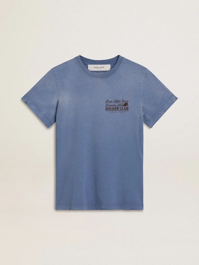 Camiseta de mujer azul claro desgastada con estampado en el pecho