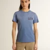 Camiseta de mujer azul claro desgastada con estampado en el pecho