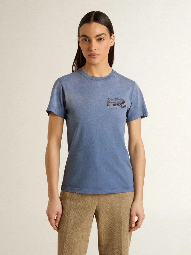 Camiseta de mujer azul claro desgastada con estampado en el pecho