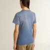Camiseta de mujer azul claro desgastada con estampado en el pecho