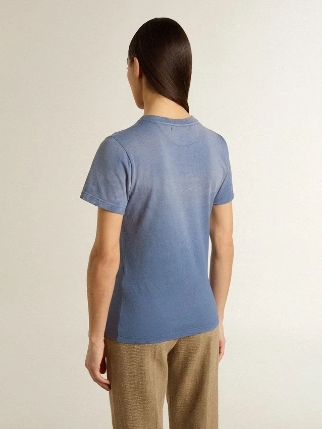 Camiseta de mujer azul claro desgastada con estampado en el pecho