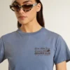 Camiseta de mujer azul claro desgastada con estampado en el pecho