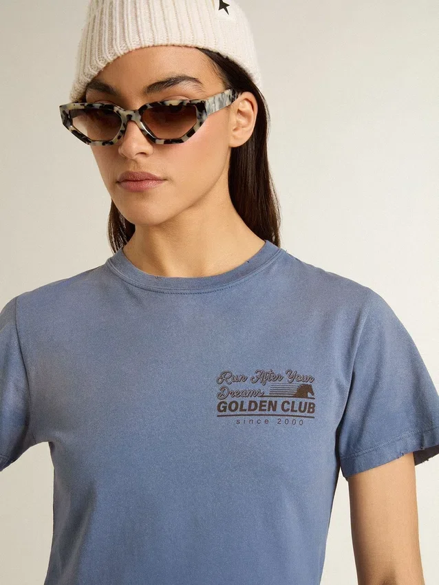 Camiseta de mujer azul claro desgastada con estampado en el pecho