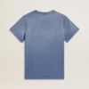 Camiseta de mujer azul claro desgastada con estampado en el pecho