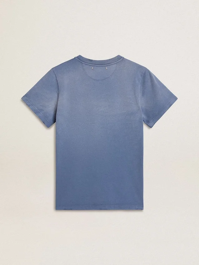 Camiseta de mujer azul claro desgastada con estampado en el pecho