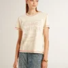 Camiseta de mujer color crema con detalles en rojo descolorido